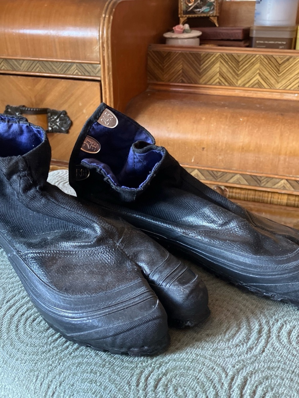 Women's Black Tabi Gardening Shoes with Blue Lining
